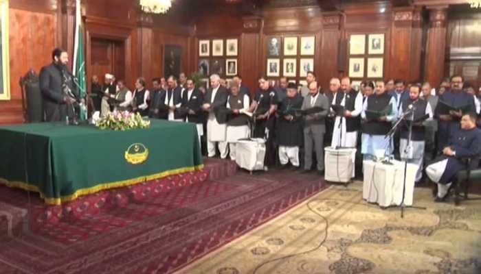 Governor Punjab Balighur Rehman taking oath from provincial ministers.—APP