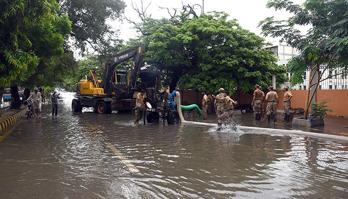 کراچی میں موسلا دھار بارش کے بعد فوج کے دستے امدادی کارروائیوں میں مصروف ہیں۔  — آن لائن تصویر صابر مظہر