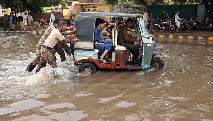 کراچی میں موسلا دھار بارش کے بعد فوج کے دستے امدادی کارروائیوں میں مصروف ہیں۔  — آن لائن تصویر صابر مظہر