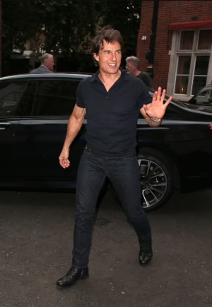 Tom Cruise steals limelight as he goes out for dinner with Jeff Bezos, Lauren Sanchez