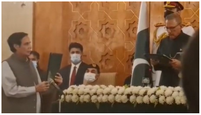 President Arif Alvi administering an oath to Punjab CM-elect Pervez Elahi at Aiwan-e-Saddar. — Screengrab via Twitter/ Government of Punjab