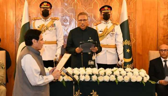 President Arif Alvi administering an oath to Punjab CM-elect Pervez Elahi at Aiwan-e-Saddar. — Twitter/ Chief Minister Punjab