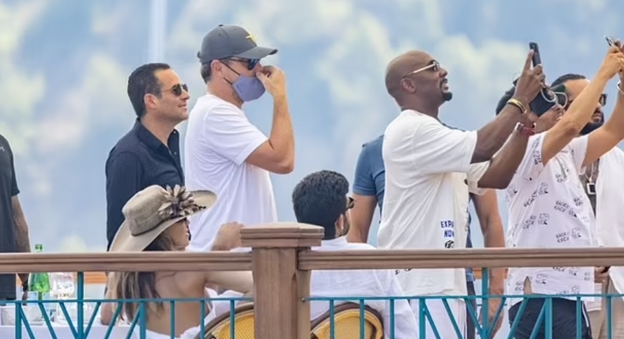 Leonardo DiCaprio keeps things casual as he enjoys lunch with Jamie Foxx in Nerano