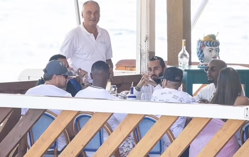 Leonardo DiCaprio keeps things casual as he enjoys lunch with Jamie Foxx in Nerano
