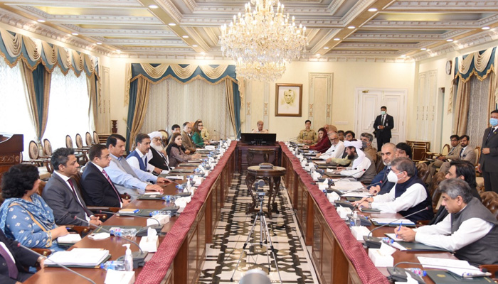 وزیر اعظم شہباز شریف 28 جولائی 2022 کو اسلام آباد میں ملک بھر میں بارشوں سے ہونے والے نقصانات کا جائزہ لینے کے لیے کمیٹی کے اجلاس کی صدارت کر رہے ہیں۔  - پی ایم آفس