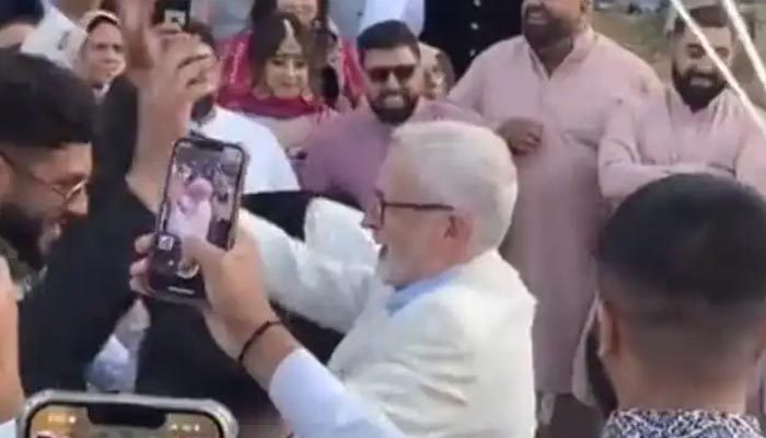 Former Labour Party leader Jeremy Corbyn dancing at a Pakistani wedding in Coventry, UK. — Screengrab/Twitt