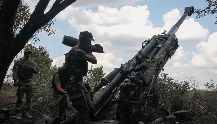 Ukrainian service members prepare a M777 Howitzer for fire at a front line in Kharkiv region, as Russias attack on Ukraine continues, Ukraine July 28, 2022. —REUTERS/Vyacheslav Madiyevskyy
