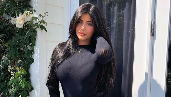 Kylie Jenner memancarkan semangat dalam balutan catsuit hitam yang chic, lihat foto