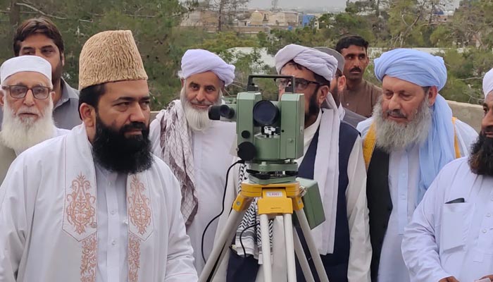 Chairman Central Ruet-e-Hilal Committee, Maulana Abdul Khabir Azad, sighting the Muharram moon, on the roof top of Deputy Commissioners office, Quetta, July 29, 2022. — Twitter