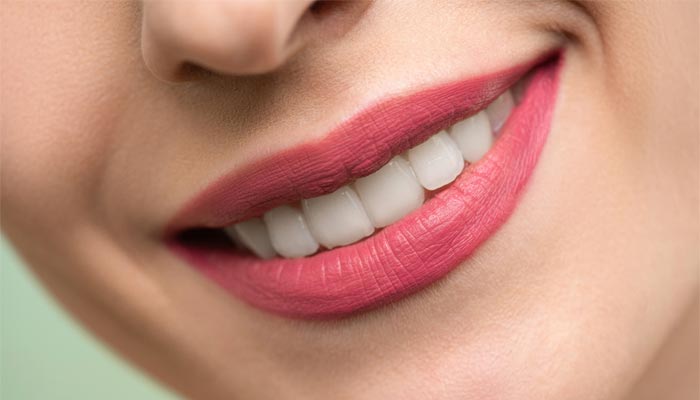Studi membuktikan orang menemukan bibir yang tampak alami paling menarik
