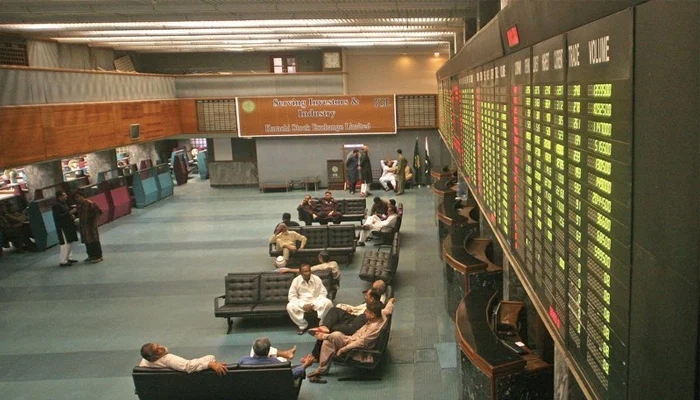 Investors sitting in the main waiting hall of the Pakistan Stock Exchange (PSX). — PSX data portal