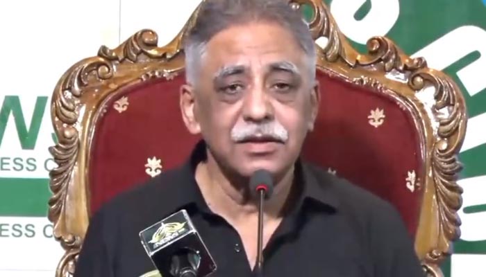 PML-N leader Muhammad Zubair addressing a press conference in Islamabad on July 30, 2022. — Twitter/@pmln_org