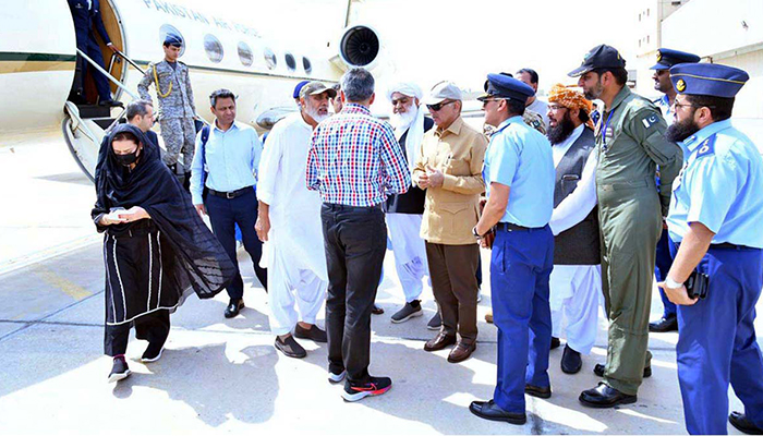 Perdana Menteri Shehbaz Sharif tiba di Jacobabad untuk memulai kunjungan seharinya di daerah yang dilanda banjir di Balochistan, pada 30 Juli 2022. — APP