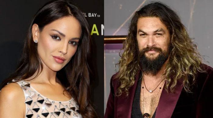 С кем встречается момоа Jason Momoa 'still seeing' Eiza González: 'Trying to keep it going'