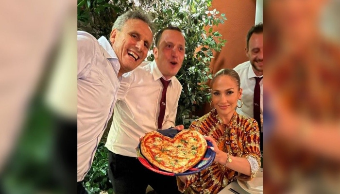 Jennifer Lopez surprises staff at lavish eatery in Capri, clicks picture with chefs