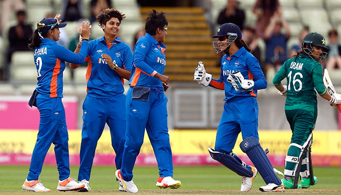 Commonwealth Games - Kriket Wanita T20 - Grup A - Pakistan v India - Stadion Edgbaston, Birmingham, Inggris - 31 Juli 2022 India Yastika Bhatia merayakan dengan rekan satu tim setelah mengambil gawang Pakistan Iram Javed.  — Reuters