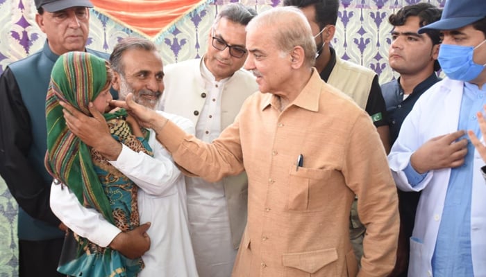 Perdana Menteri Shehbaz Sharif dalam percakapan dengan para korban banjir Balochistan, pada 1 Agustus 2022. — Kantor PM