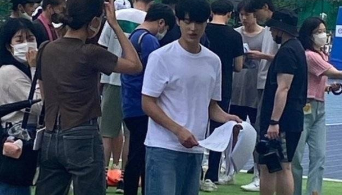 Suzy & Yang Se Jong spotted filming for ‘The Girl Downstairs’