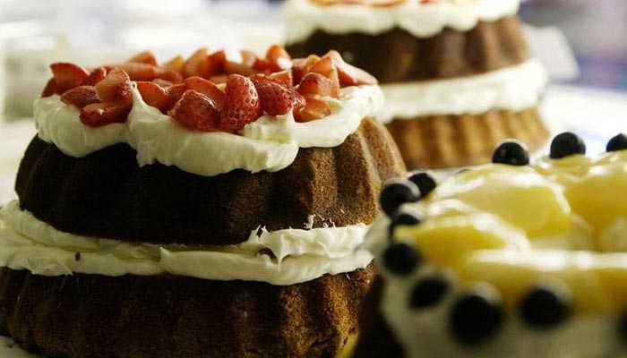 Cakes baked at CakeLove bakery are put on display at the Love Cafe in Washington, D.C. on October 18, 2005. — Reuters/File