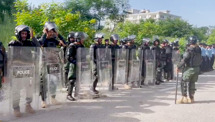 A heavy contingent of police personnel can be seen outside the Election Commission of Pakistan's office in Islamabad, on August 2, 2022, before the ECP's verdict on PTI's prohibited funding case. — Geo News via Nausheen Yusuf