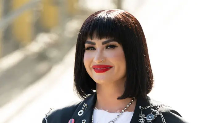 Demi Lovato kembali ke kata ganti ‘dia’, merasa ‘lebih feminin’ saat ini