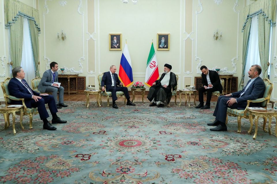 روسی صدر ولادیمیر پوتن 19 جولائی 2022 کو تہران، ایران میں ایرانی صدر ابراہیم رئیسی سے ملاقات کر رہے ہیں۔