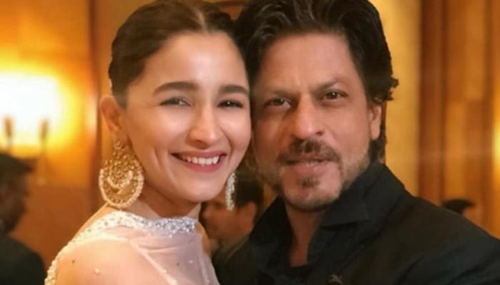 Alia Bhatt thinks Shah Rukh Khan doesnt require any suggestions from her on his film preferences