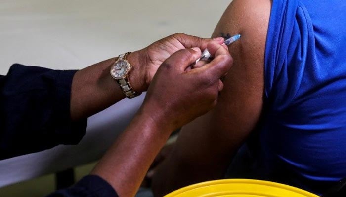 A healthcare worker administers the Pfizer coronavirus disease (COVID-19) vaccine to a man, amidst the spread of the SARS-CoV-2 variant Omicron, in Johannesburg, South Africa, December 9, 2021. — Reuters/File