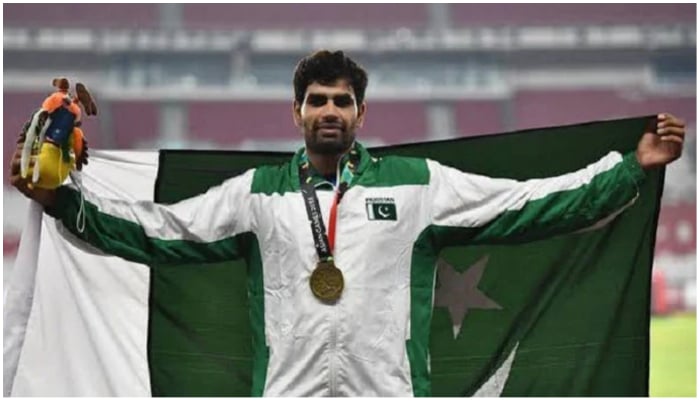 Arshad Nadeem holding the Pakistani flag.  — Twitter