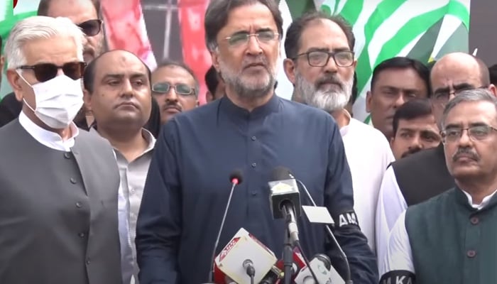 Defence Minister Khawaja Asif (left) and Adviser on Kashmir Affairs Qamar Zaman Kaira (centre) addressing a press conference in Islamabad, on August 5, 2022. — RadioPakistan