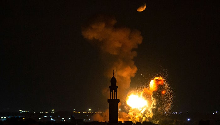 5 اگست 2022 کو اسرائیلی فضائی حملے کے دوران، جنوبی غزہ کی پٹی میں خان یونس کے اوپر سے دھواں اور آگ اٹھ رہی ہے۔ اسرائیل نے آج غزہ پر فضائی حملے کیے، جس میں کم از کم 15 افراد ہلاک ہوئے، اور گروپوں کی جانب سے جوابی راکٹ فائر کرنے کا سلسلہ شروع ہوا۔ فلسطینی انکلیو.  - اے ایف پی