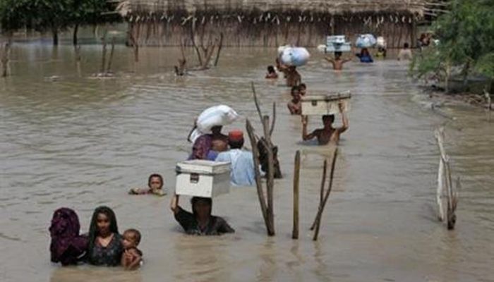 Flood victims evacuate their villages in Sukkur, located in Pakistans Sindh province August 8, 2010 - Reuters