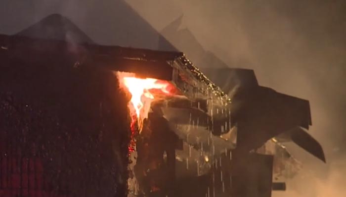Gambar tersebut menunjukkan rumah yang terbakar.  — Tangkapan layar/ BBC