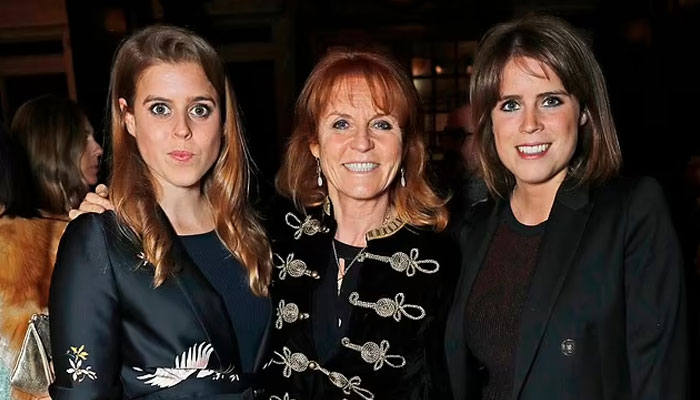 Sarah Ferguson (center) with Princess Beatrice (left) and Princess Eugenie (right)