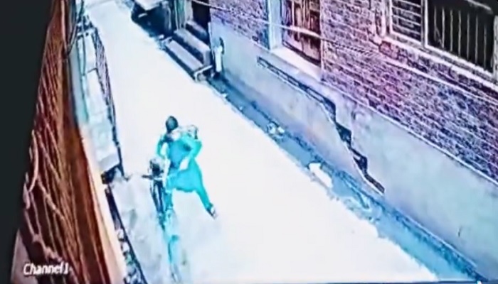 A screengrab from footage of the incident shows the boy preparing to throw his bike at a man said to be a robber. Photo: Screengrab/ Twitter