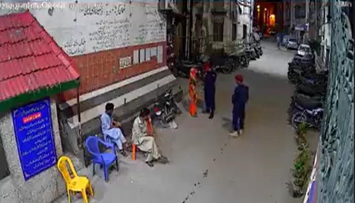 A screengrab from CCTV footage of a guard slapping a woman in Gulistan-e-Jauhar, Karachi. Photo: Screengrab/ Twitter