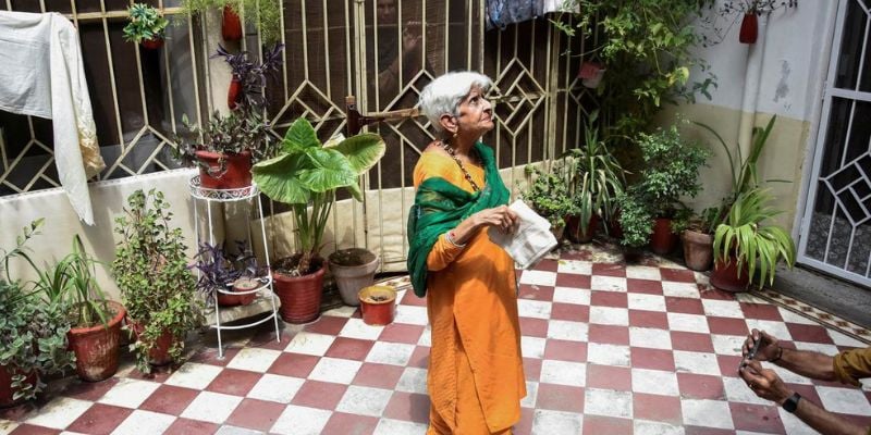 پاکستان میں پیدا ہونے والی 90 سالہ ہندوستانی شہری رینا ورما 20 جولائی 2022 کو راولپنڈی، پاکستان میں 75 سال کے بعد اپنے آبائی گھر کے ساتھ پڑوسیوں کے گھر پر کھڑی ہے۔ REUTERS/وسیم خان