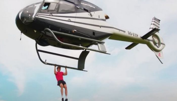 Pria memecahkan rekor untuk pull-up yang paling banyak digantung dari helikopter