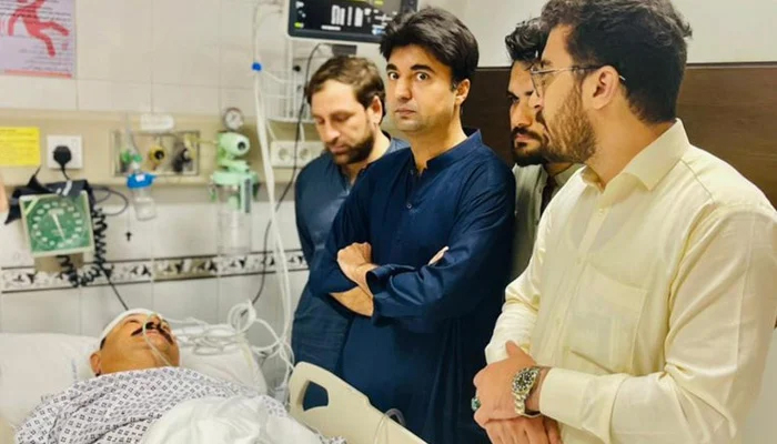 PTI leader and former federal minister Murad Saeed (right centre) visits Malik Liaqat Ali in a hospital (on bed). — Twitter/PTI