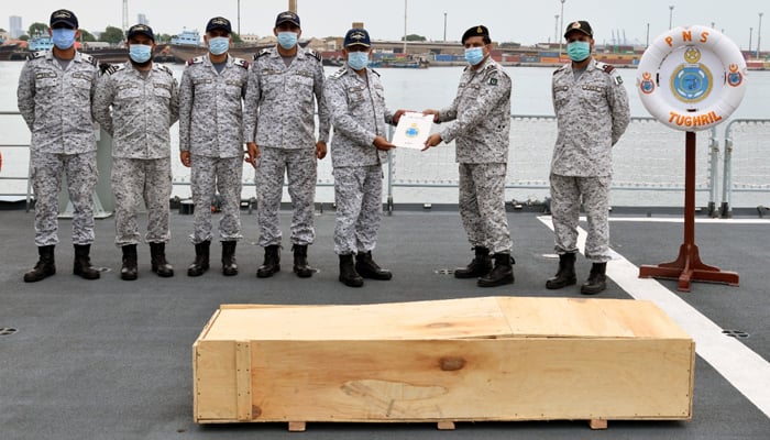 Pakistan Navy officials hand over the body of the dead Indian citizen to the Pakistan Maritime Security Agency in Karachi. — DGPR Navy