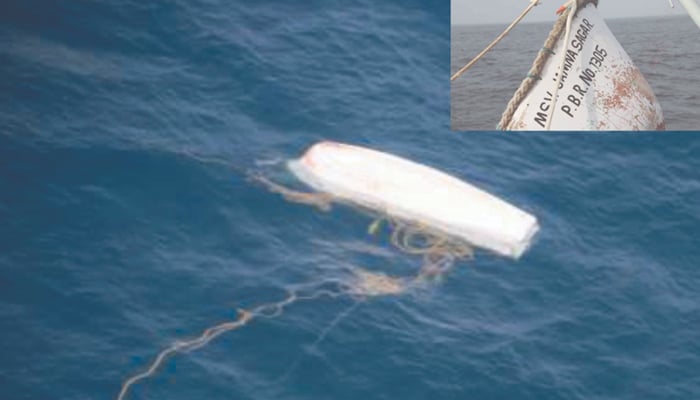 Pakistan Navy rescuing an Indian sailing vessel Jamna Sagar sunk in the Arabian sea near Gwadar. — DGPR Navy