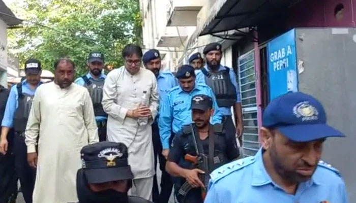 Polisi menghadirkan Shahbaz Gill di pengadilan setelah menyelesaikan penahanan fisik