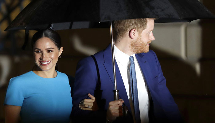 Meghan Markle, książę Harry pakuje „zabójczy cios” rodzinie królewskiej z „błyszczącą” książką