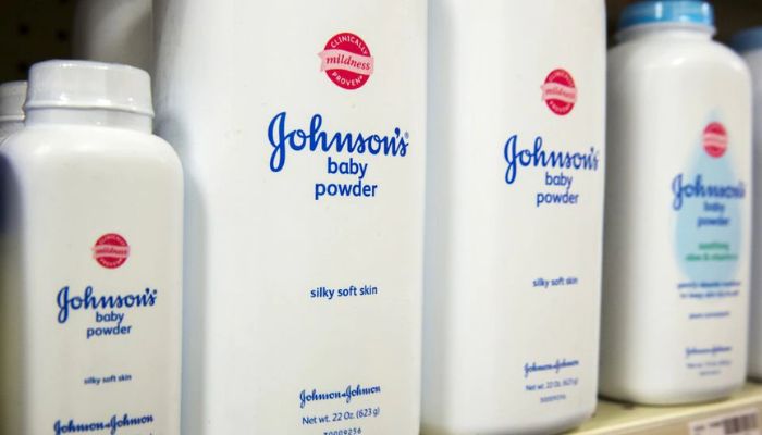 Bottles of Johnson & Johnson baby powder line a drugstore shelf in New York October 15, 2015.— Reuters