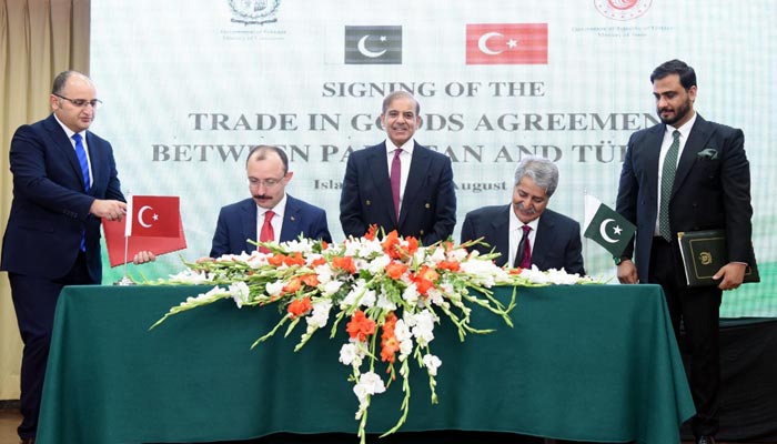 Turkiyes Minister of Trade Dr Mehmet Mus (L) and Minister for Commerce Syed Naveed Qamar sign preferential trade agreement in Islamabad in the presence of Prime Minister Shehbaz Sharif on August 12, 2022. — Radio Pakistan