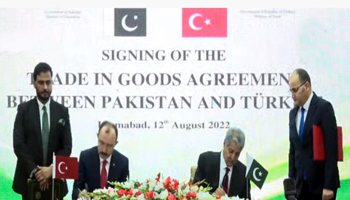 Turkiyes Minister of Trade Dr Mehmet Mus (L) and Minister for Commerce Syed Naveed Qamar sign preferential trade agreement in Islamabad on August 12, 2022. — Radio Pakistan