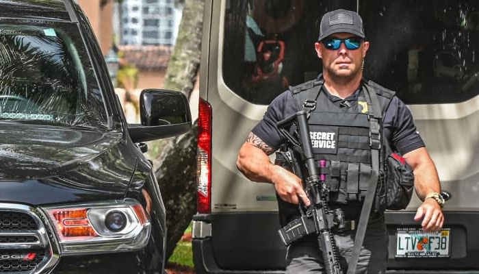 A member of the Secret Service is seen in front of the home of former President Donald Trump at Mar-A-Lago in Palm Beach, Florida on August 9, 2022. Photo: AFP