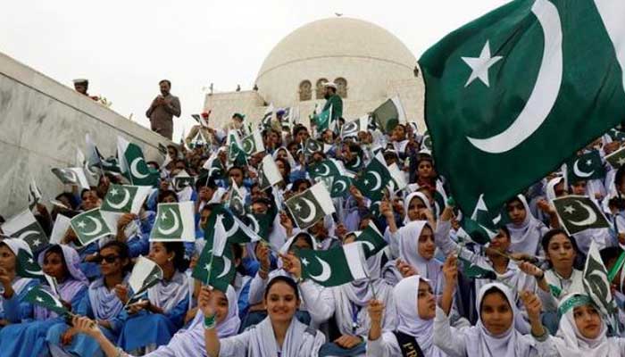 Students are hoisting Pakistan’s flag at the mausoleum of Quaid-e-Azam Muhammad Ali Jinnah. Photo: Twitter/file