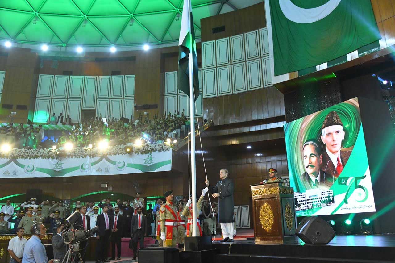 پاکستان نے 68 سال بعد دوبارہ ریکارڈ شدہ قومی ترانے کی نقاب کشائی کی۔