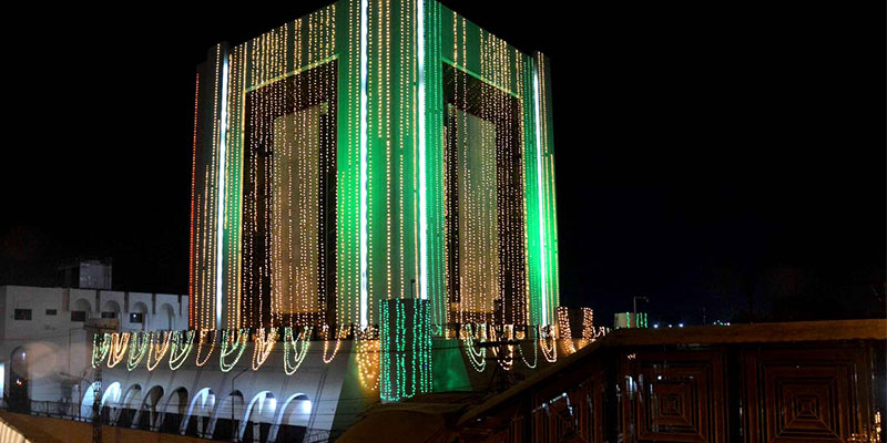 ملتان میں سٹیٹ بینک آف پاکستان کی عمارت سبز اور سفید روشنیوں سے جگمگا رہی ہے۔  - اے پی پی
